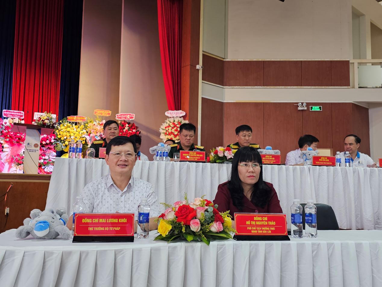Thứ trưởng Bộ Tư pháp Mai Lương Khôi và Phó Chủ tịch Thường trực UBND tỉnh Đắk Lắk Hồ Thị Nguyên Thảo
