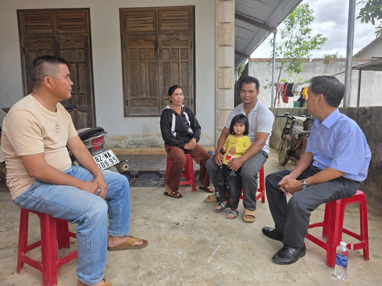 Thôn trưởng Pêng Siêl và chính quyền địa phương thăm hỏi, nắm bắt tình hình phát triển kinh tế của gia đình anh A Muốc, hộ điển hình vươn lên thoát nghèo nhờ nguồn lực từ các Chương trình mục tiêu quốc gia.