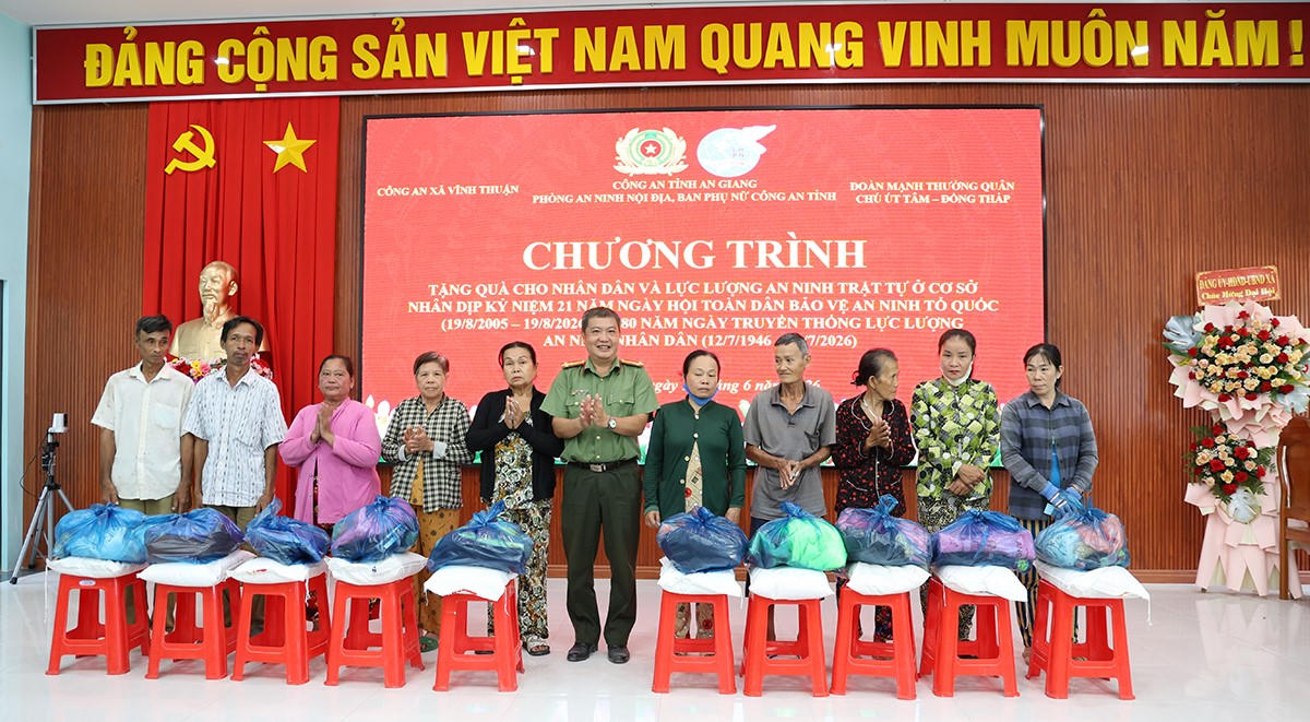 Công an tỉnh An Giang trao 200 phần quà tại Vĩnh Thuận