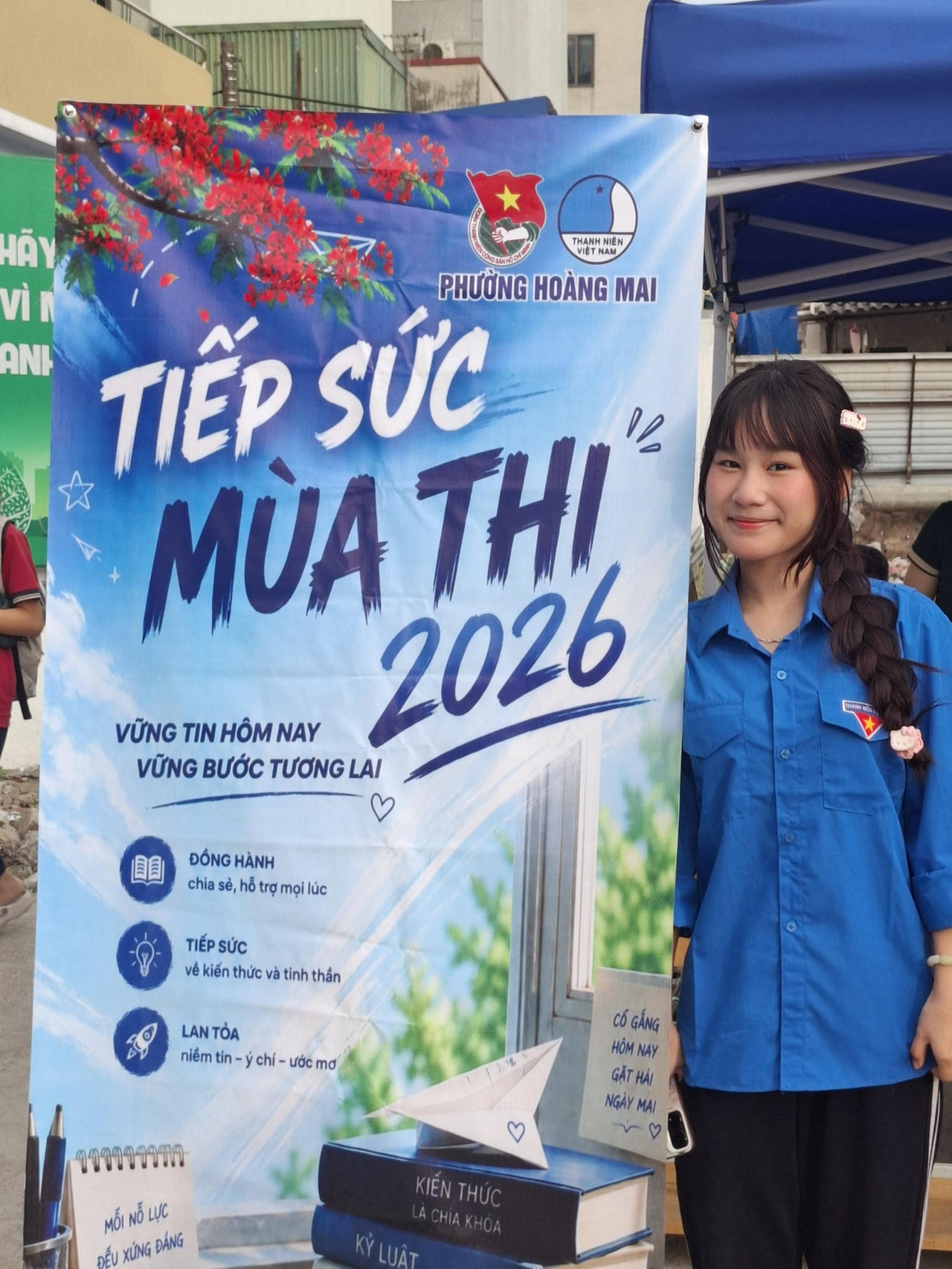 Học sinh trường THPT Mai Hắc Đế trong dịp tiếp sức mùa thi.