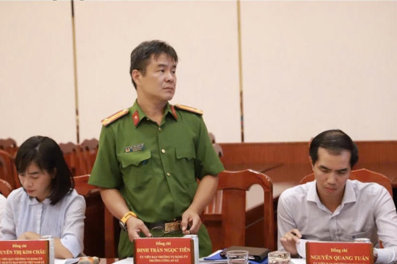 Ông Đinh Trần Ngọc Tiên - Trưởng Công an xã Vĩnh Lộc phát biểu tại Hội nghị.