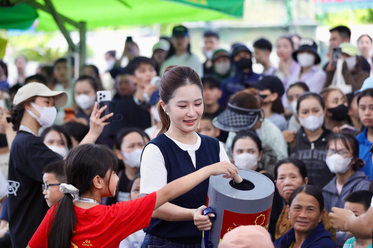 Ca sĩ Hương Tràm gom góp yêu thương của bà con Nghệ An gửi đến cho các em nhỏ trong ca ghi hình sáng ngày 12/6.
