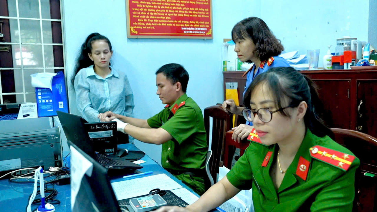 Viện KSND khu vực 1 - Gia Lai phối hợp Công an phường Quy Nhơn làm thủ tục cấp căn cước công dân cho chị Liên. (Ảnh: ĐVCC)