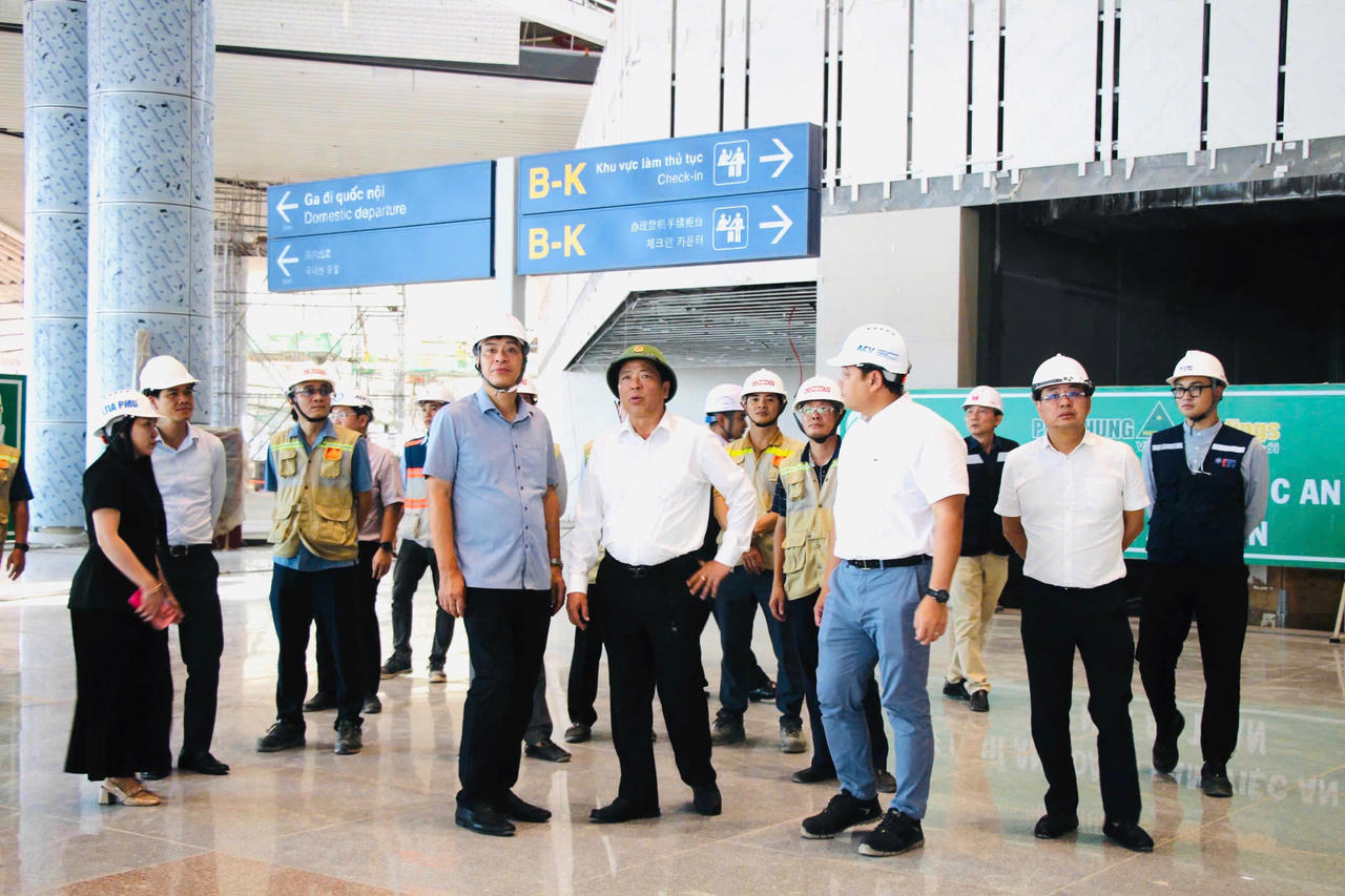 Bộ trưởng Bộ Xây dựng Trần Hồng Minh cùng đoàn công tác kiểm tra thực tế tiến độ thi công sân bay Long Thành ngày 13/6.