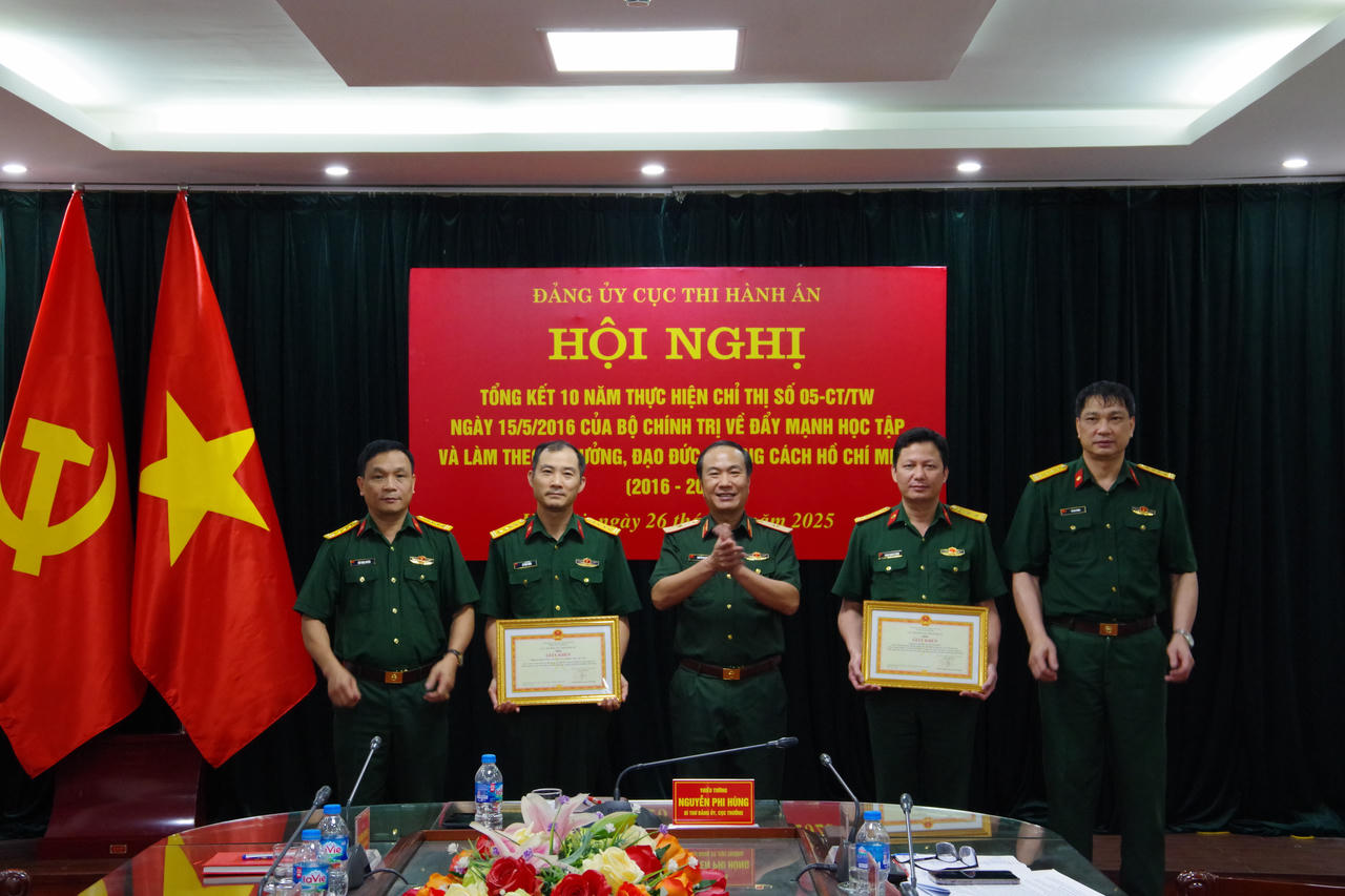 Đồng chí Thiếu tướng Nguyễn Phi Hùng, Cục trưởng tặng giấy khen cho các cá nhân có thành tích xuất sắc trong Tổng kết 10 năm thực hiện Chỉ thị số 05-CT/TW của Bộ Chính trị về đẩy mạnh học tập và làm theo tư tưởng, đạo đức, phong cách Hồ Chí Minh