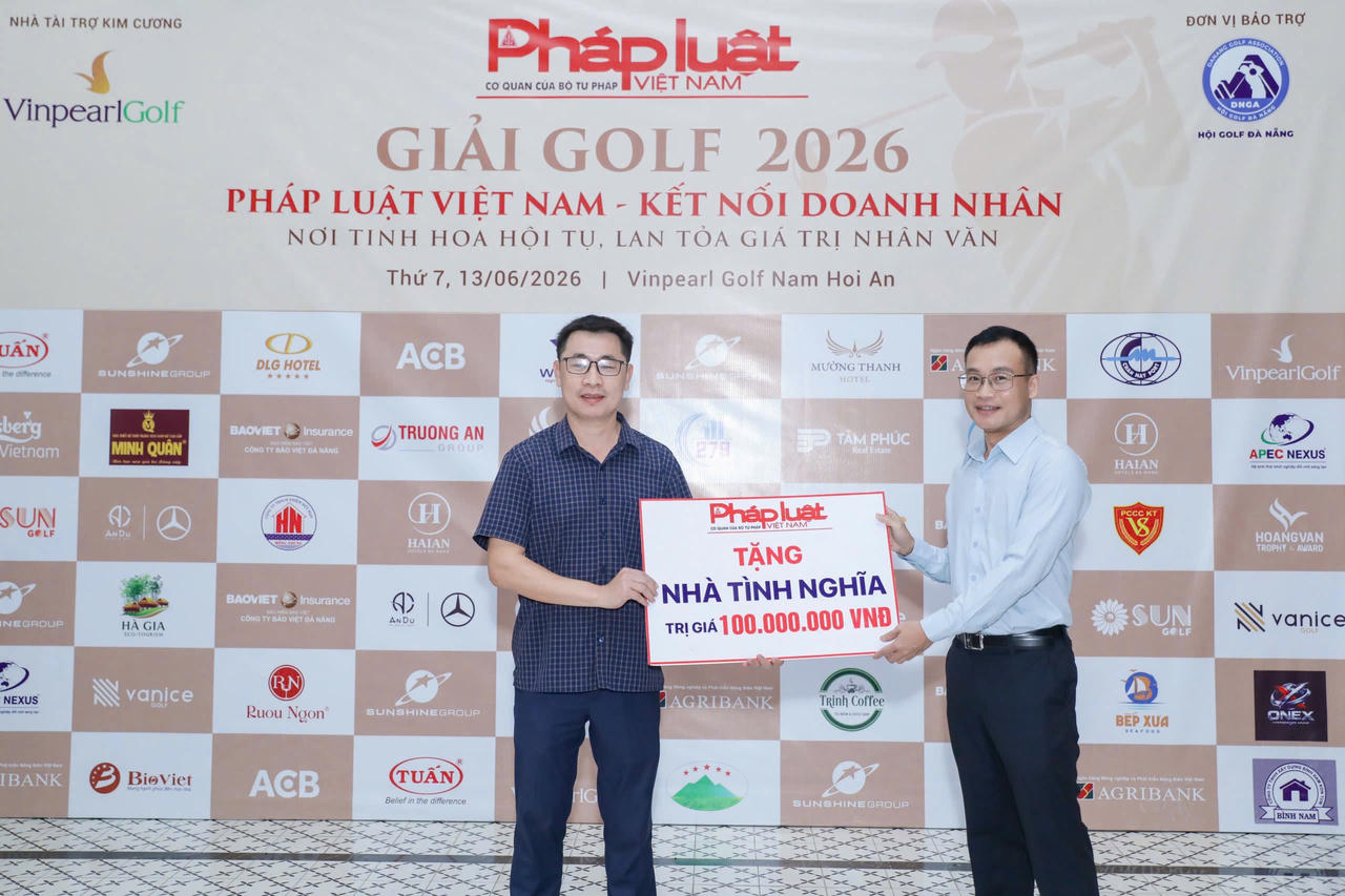 Ông Trần Ngọc Hà, Phó TBT, Trưởng Ban Tổ chức giải, trao bảng tượng trưng Nhà tình nghĩa trị giá 100 triệu đồng.
