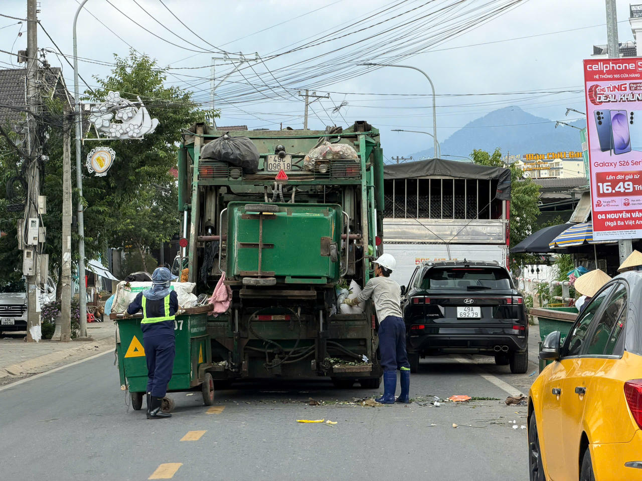 Công nhân Công ty Cổ phần Dịch vụ đô thị Đà Lạt tiến hành thu gom rác.