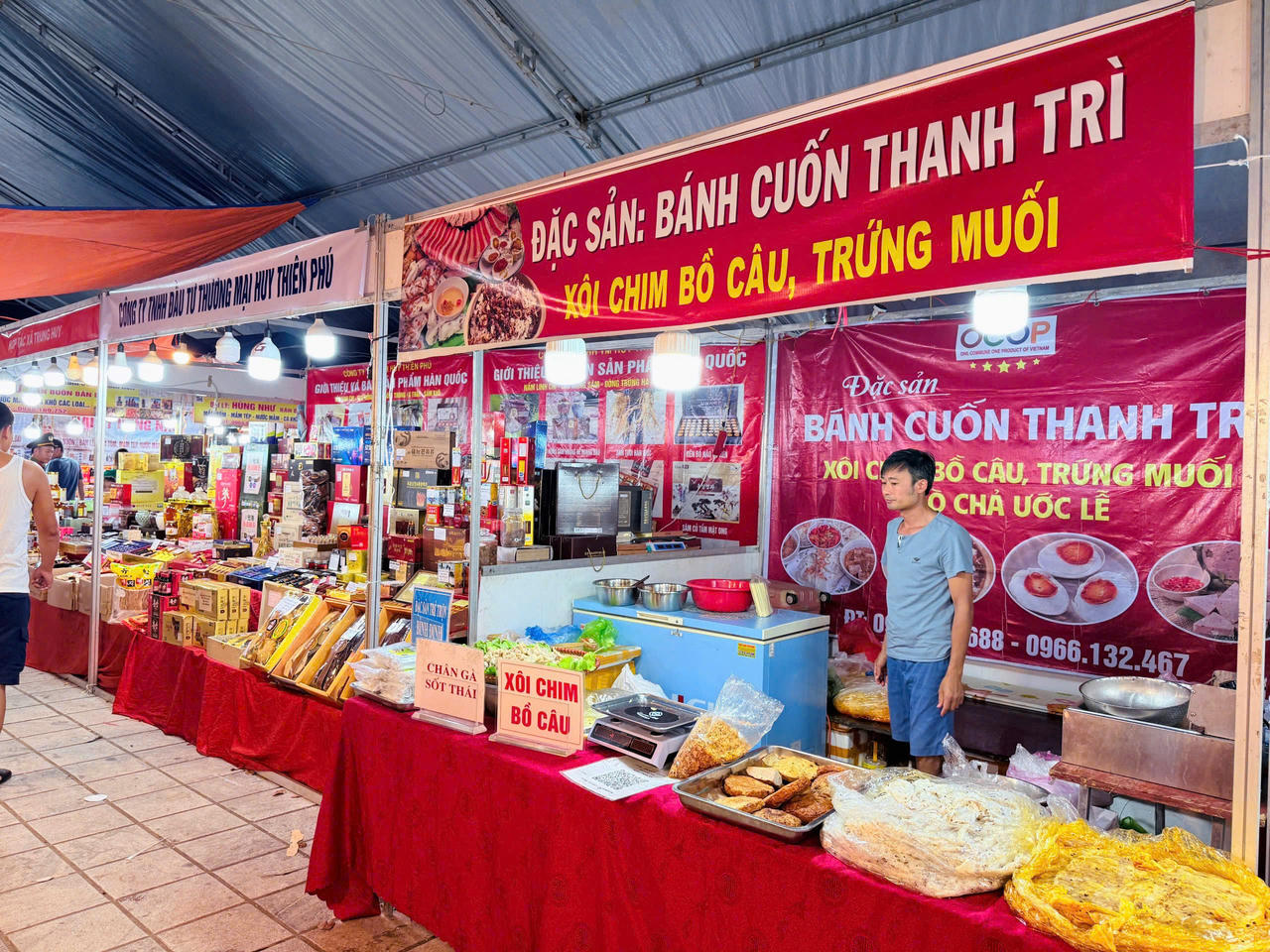 Các gian hàng OCOP và đặc sản địa phương trưng bày tại hội chợ.