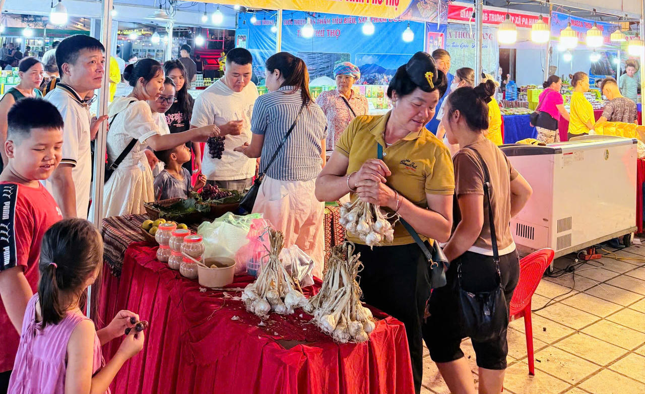 Người dân tham quan, lựa chọn các sản phẩm tại hội chợ.