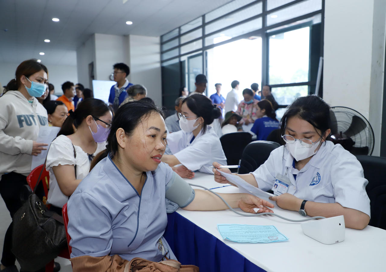 Thanh niên công nhân được chăm lo khám sức khỏe tại Ngày hội