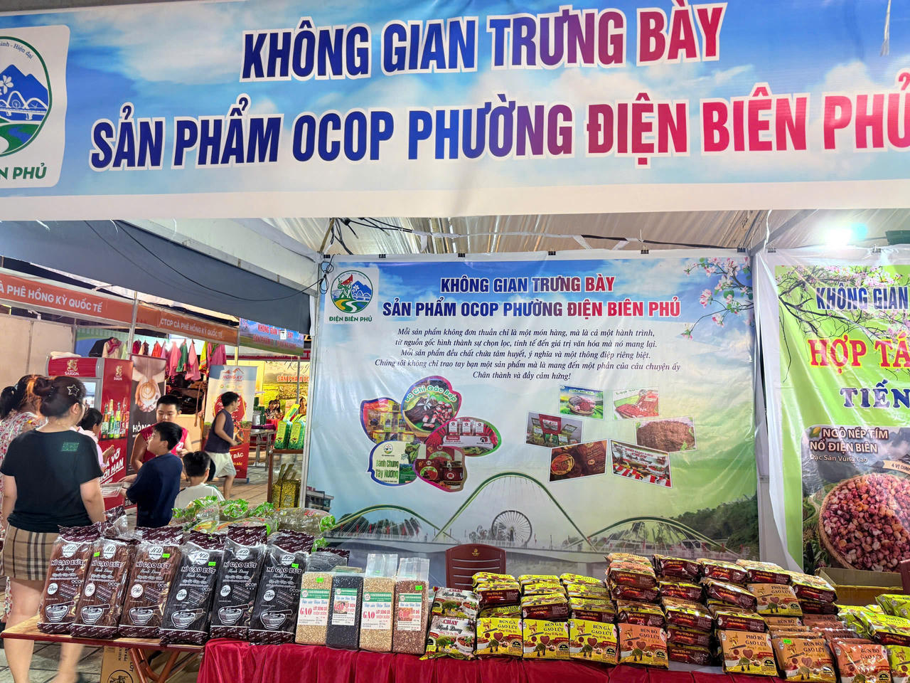 Sản phẩm OCOP phường Điện Biên Phủ trưng bày tại hội chợ.