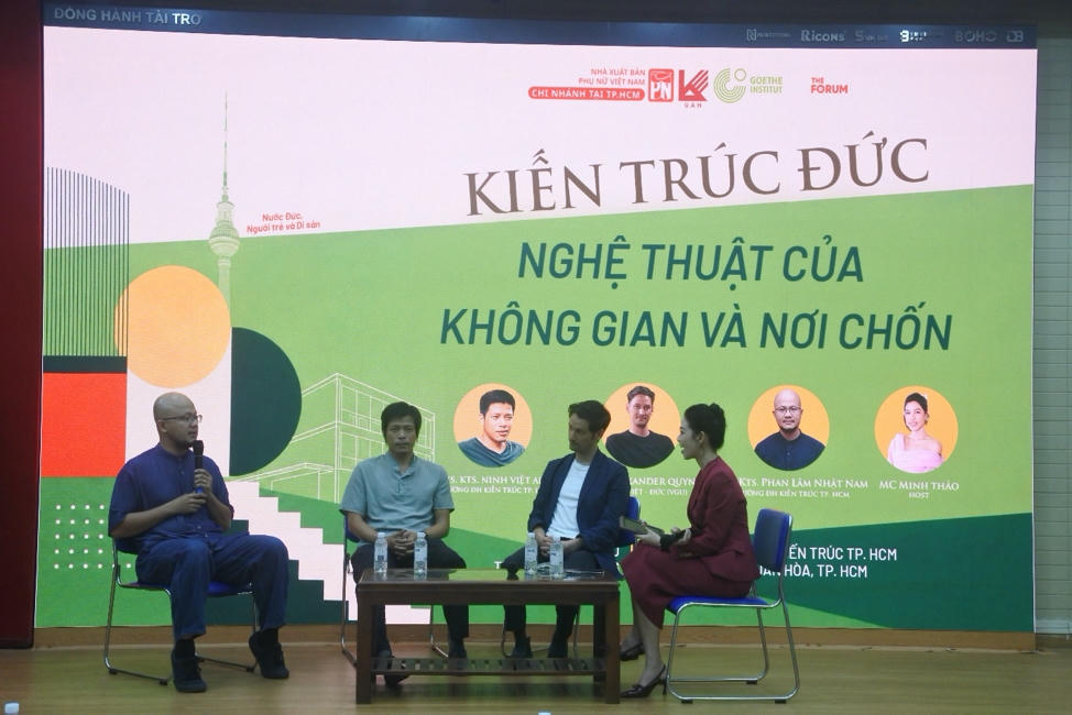Ba diễn giả chính gồm ThS. KTS. Phan Lâm Nhật Nam, ThS. KTS. Ninh Việt Anh (Trường Đại học Kiến trúc TP HCM), KTS. Thu Alexander Quynh (Trường Đại học Việt - Đức) và MC Minh Thảo tại tọa đàm