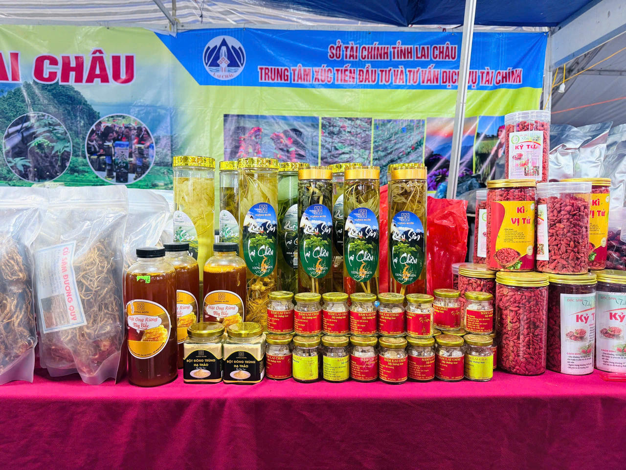 Nhiều sản phẩm đặc trưng địa phương của các tỉnh được trưng bày tại hội chợ.