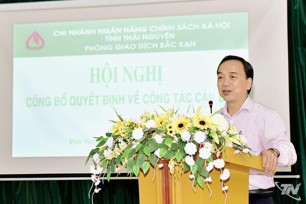 Giám đốc NHCSXH Bắc Kạn - ông Hà Sỹ Côn phát biểu tại hội nghị công tác cán bộ của đơn vị