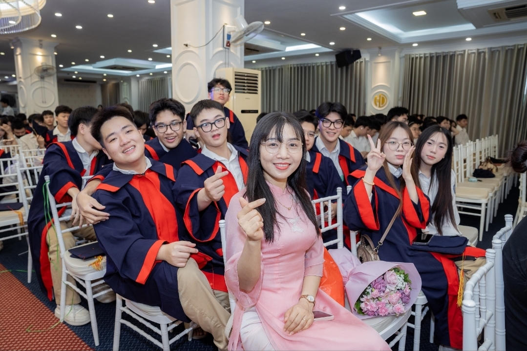 Giáo viên trường THPT Mai Hắc Đế chụp ảnh cùng các bạn học sinh.