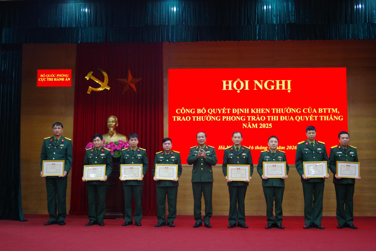 Đồng chí Thiếu tướng Nguyễn Phi Hùng, Cục trưởng trao tặng danh hiệu chiến sĩ tiên tiến cho các cá nhân có thành tích tốt trong Phong trào Thi đua Quyết thắng năm 2025
