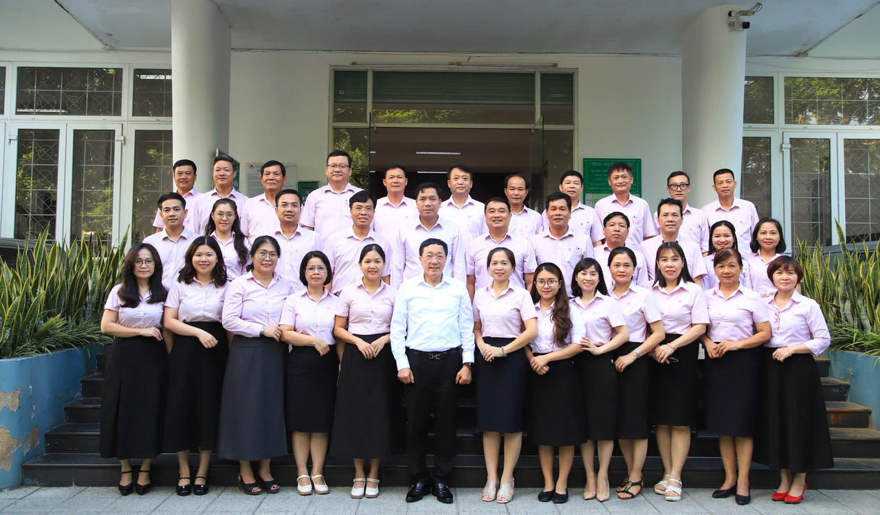 Cán bộ, nhân viên Chi nhánh NHCSXH TP Huế chụp ảnh cùng đoàn công tác&nbsp;