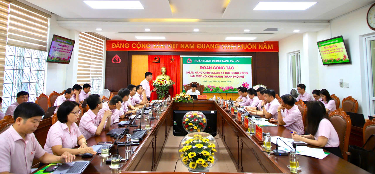 Ông Phan Văn Pháp - Giám đốc Chi nhánh NHCSXH TP Huế báo cáo kết quả với đoàn công tác tại buổi làm việc&nbsp;