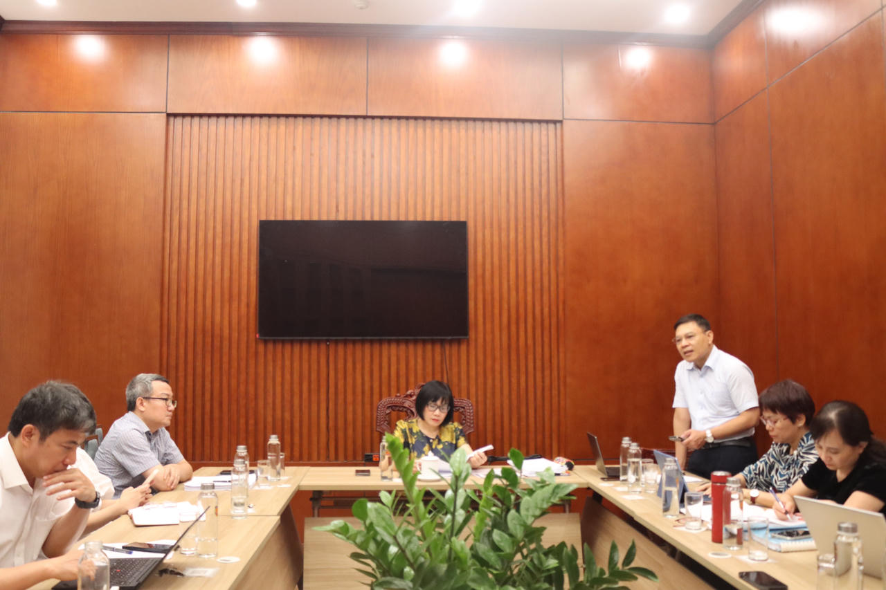Vụ trưởng Vụ Công tác xây dựng văn bản quy phạm pháp luật Nguyễn Quốc Hoàn tại cuộc họp