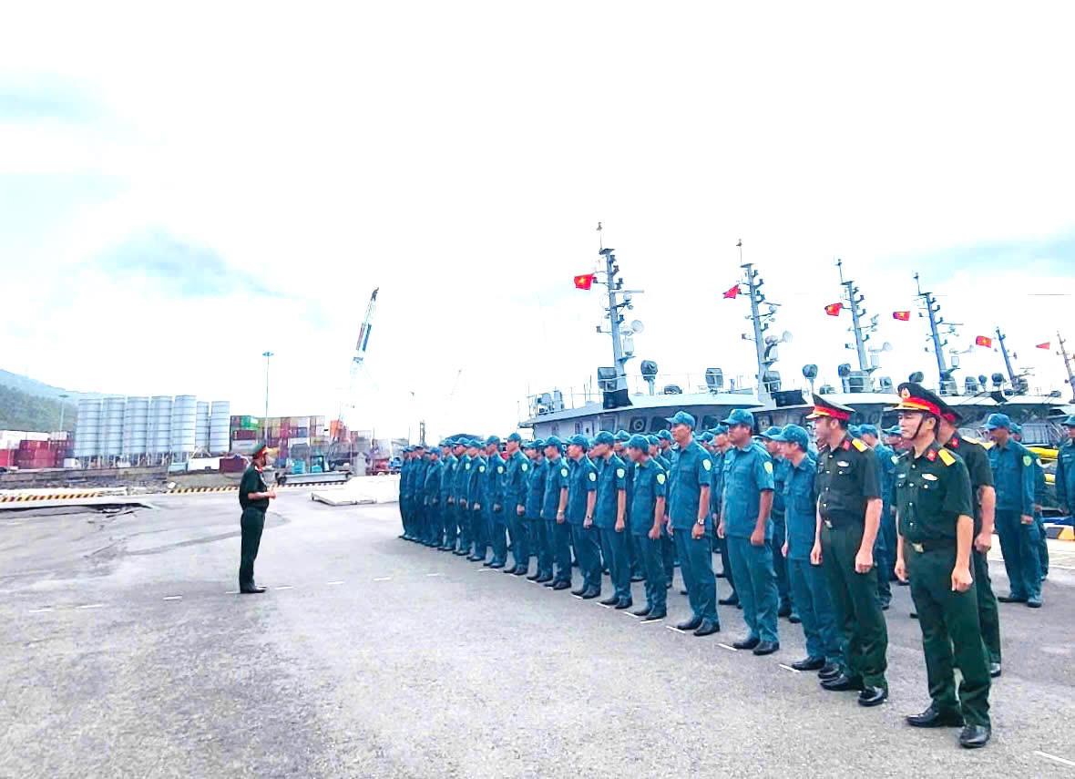 Đoàn công tác Bộ CHQS tỉnh Quảng Trị kiểm tra lực lượng Hải đội dân quân thường trực tỉnh đang tham gia huấn luyện tại Lữ đoàn 161, Bộ Tư lệnh Vùng 3 Hải quân.