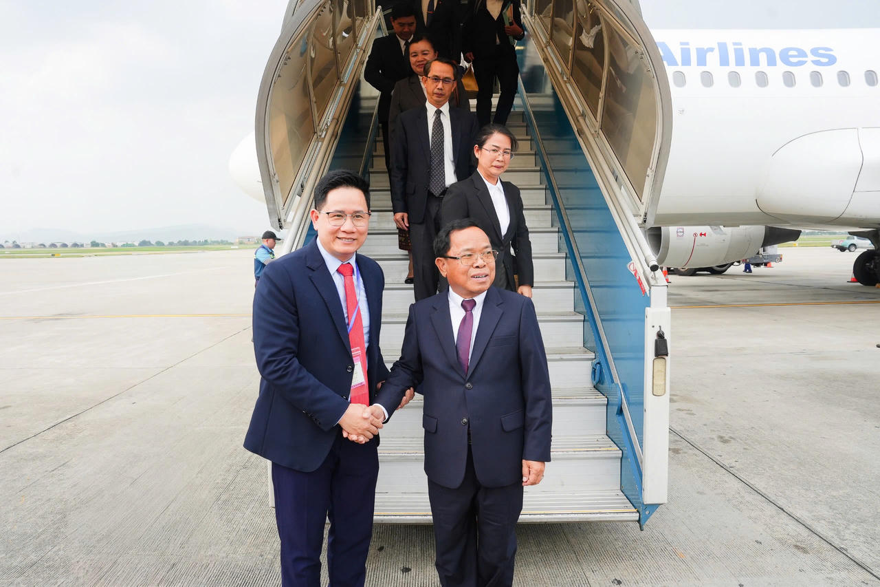 Vụ trưởng Vụ Hợp tác quốc tế Nguyễn Hữu Huyên chào mừng&nbsp;Ủy viên Bộ Chính trị, Phó Thủ tướng Chính phủ, Bộ trưởng Bộ Tư pháp Lào.