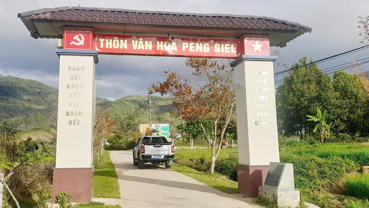 Cổng thôn văn hóa Pêng Siêl, nơi thường xuyên diễn ra các hoạt động tuyên truyền, phổ biến chủ trương, chính sách của Đảng và Nhà nước đến người dân.
