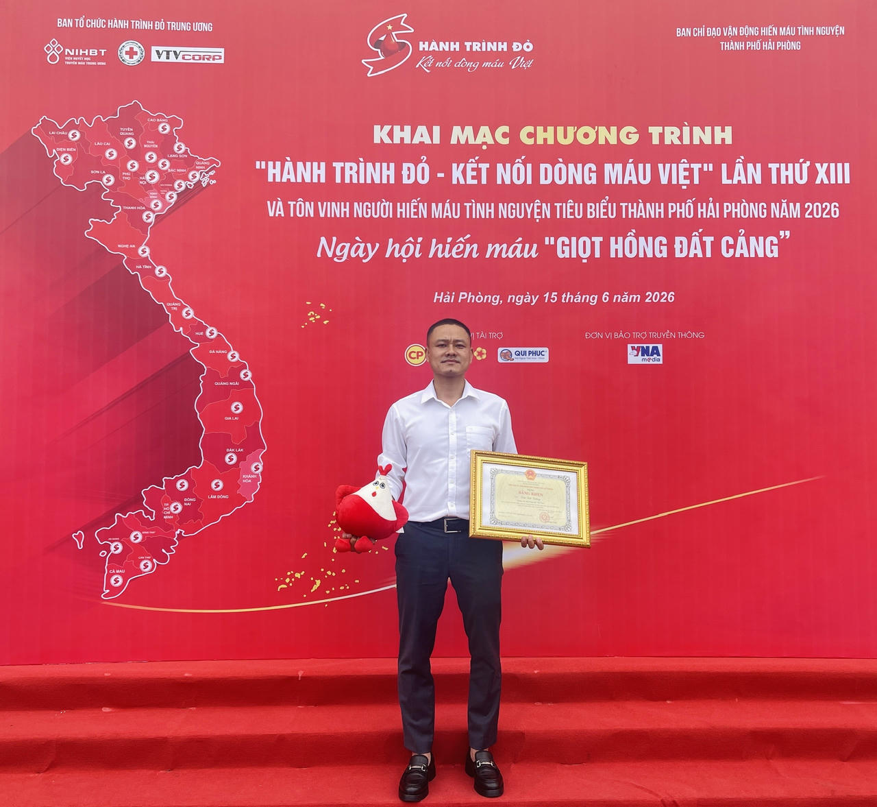 Phóng viên Lưu Đức Dương - Báo Pháp luật Việt Nam được biểu dương vì những đóng góp tích cực đối với phong trào hiến máu tình nguyện.
