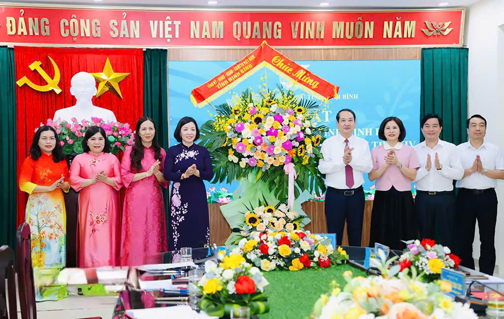 Ông Mai Văn Tuất, Phó Bí thư Tỉnh ủy, Trưởng Đoàn đại biểu Quốc hội tỉnh tặng hoa chúc mừng Đoàn đại biểu phụ nữ tỉnh Ninh Bình tham dự Đại hội.