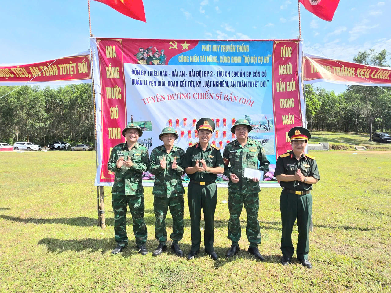 Thượng tá Nguyễn Văn Tân, Chỉ huy trưởng Ban Chỉ huy phòng thủ Khu vực 4 - Triệu Phong tặng quà động viên các đơn vị tham gia kiểm tra bắn đạn thật năm 2026.