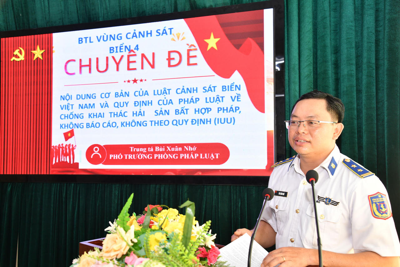 Trung tá Bùi Xuân Nhớ - Báo cáo viên Pháp luật, Bộ Tư lệnh Vùng Cảnh sát biển 4 tuyên truyền, phổ biến pháp luật cho Nhân dân đặc khu Thổ Châu. (Ảnh: Quang Vinh)