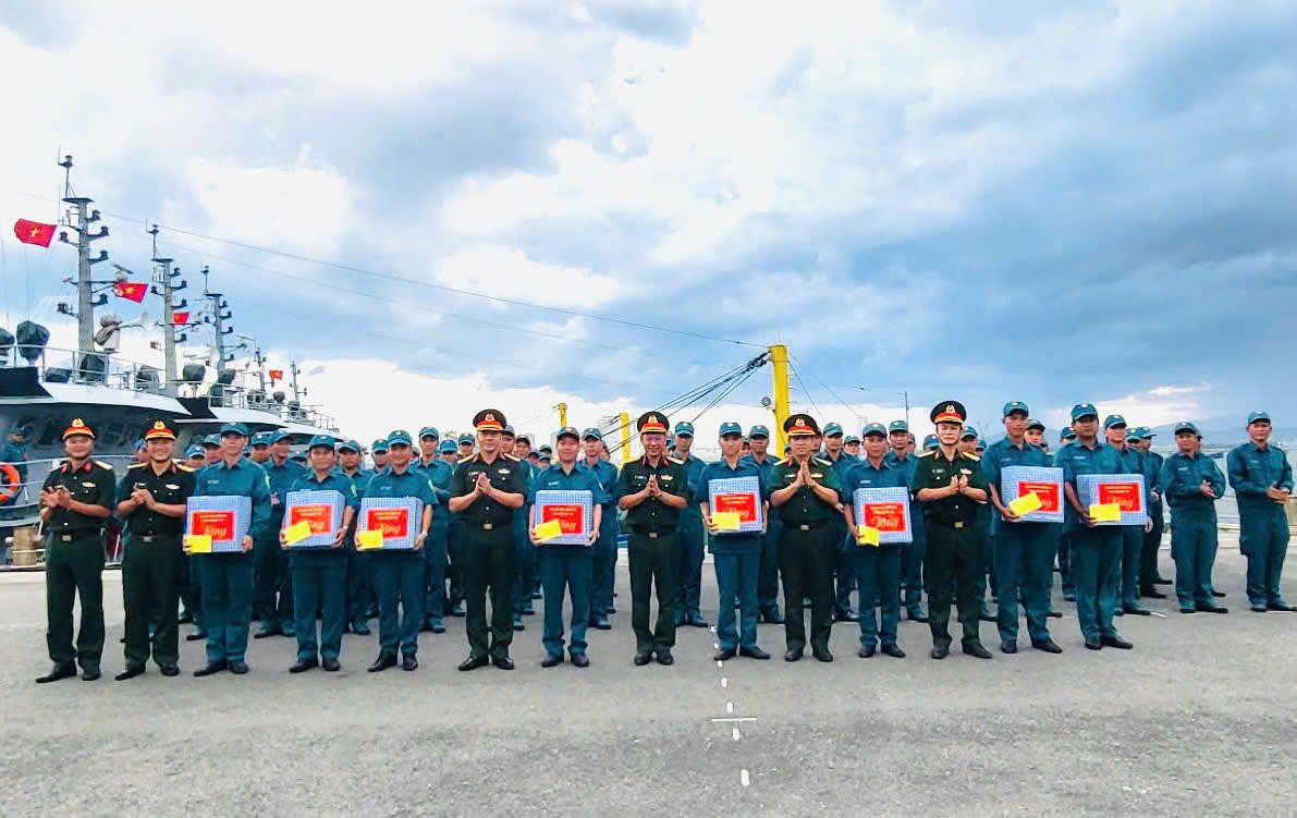 Đại diện Bộ CHQS tỉnh Quảng Trị tặng quà, động viên Hải đội dân quân thường trực tỉnh đang huấn luyện tại Lữ đoàn 161, Bộ Tư lệnh Vùng 3 Hải quân.