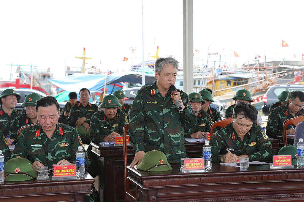 Thiếu tướng Nguyễn Nam Tiến, Chủ nhiệm Chính trị Quân khu 3 phát biểu ý kiến tại buổi diễn tập.