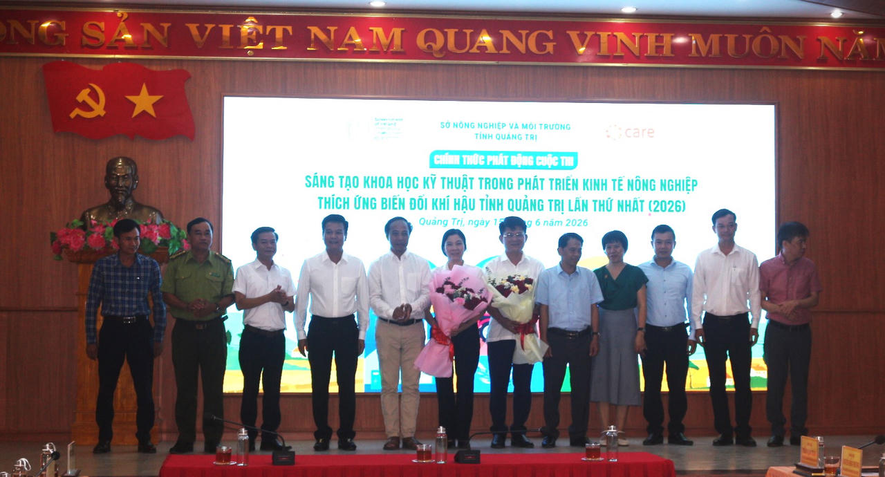Đại diện Ban Tổ chức tặng hoa cảm ơn các đơn vị đồng hành, phối hợp triển khai Cuộc thi “Sáng tạo khoa học kỹ thuật trong phát triển kinh tế nông nghiệp, thích ứng biến đổi khí hậu” tỉnh Quảng Trị lần thứ nhất năm 2026.