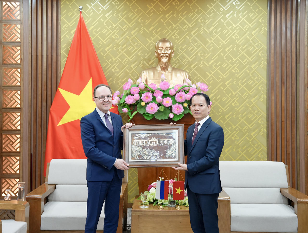 Bộ trưởng Hoàng Thanh Tùng tặng quà lưu niệm cho Đại sứ Bezdetko Gennady Stepanovich.