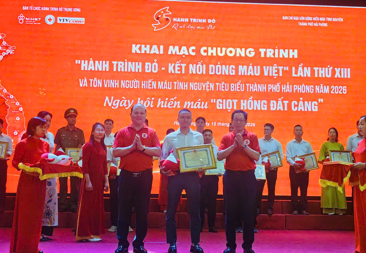 Lãnh đạo TP trao bằng khen cho phóng viên Lưu Đức Dương - Báo Pháp luật Việt Nam vì những đóng góp trong phong trào hiến máu tình nguyện.