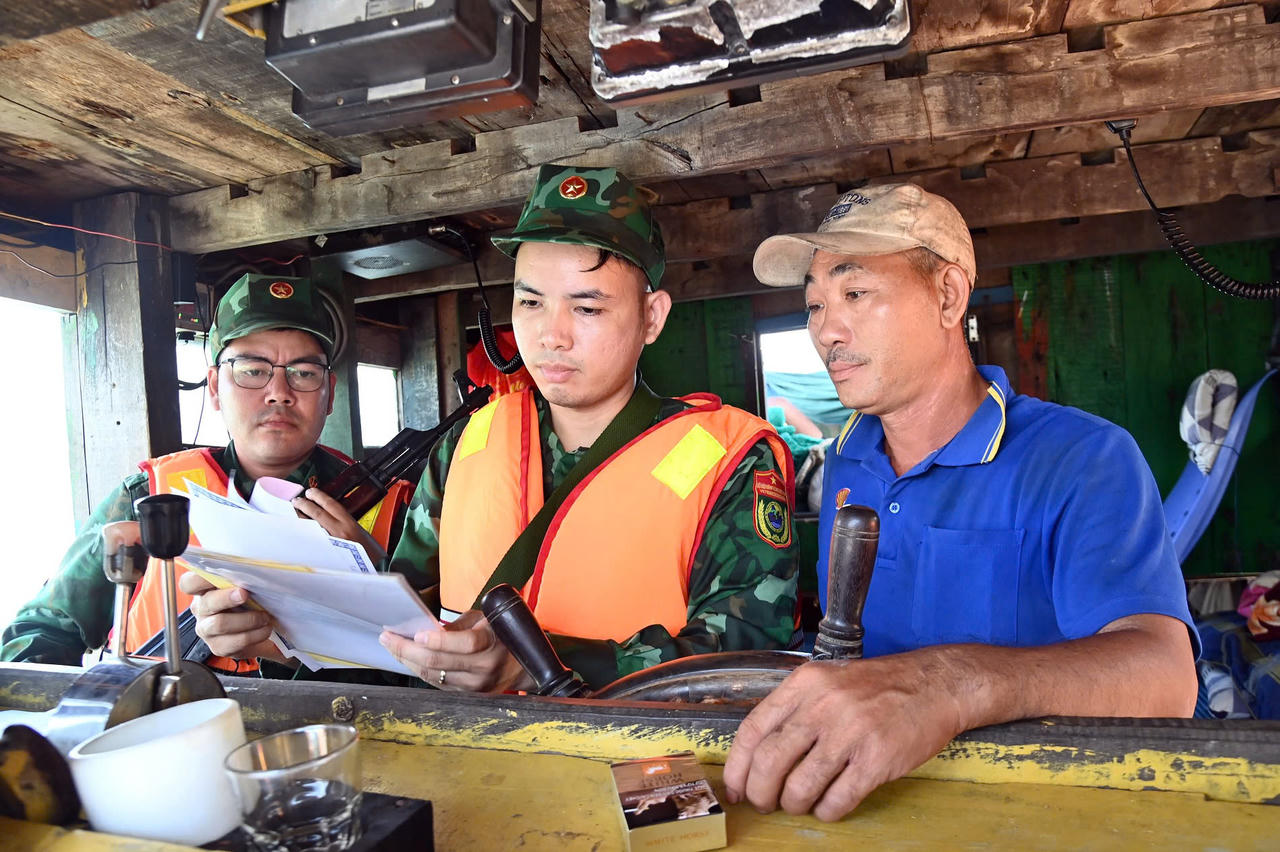 Lực lượng chức năng kiểm tra giấy tờ hoạt động của các tàu cá&nbsp;