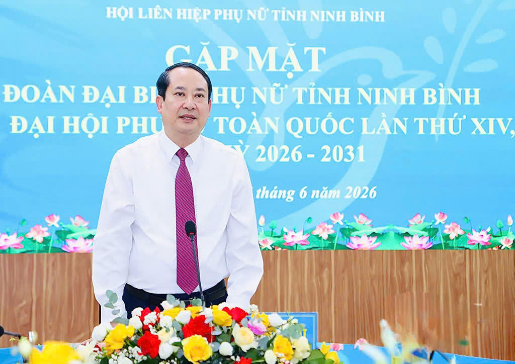 Ông Mai Văn Tuất, Phó Bí thư Tỉnh ủy, Trưởng Đoàn đại biểu Quốc hội tỉnh phát biểu tại hội nghị.