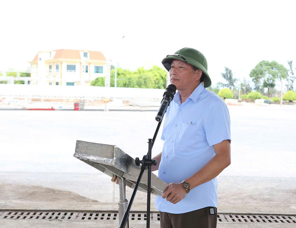 Đại diện Sở Y tế thuyết trình vận hành bệnh viện dã chiến.