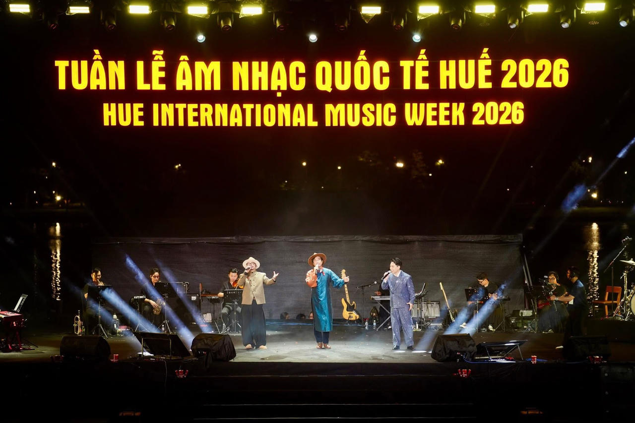 Đêm nhạc tái hiện những giai điệu bất hủ của nhạc sĩ Trịnh Công Sơn qua phần thể hiện của nhiều nghệ sĩ nổi tiếng.