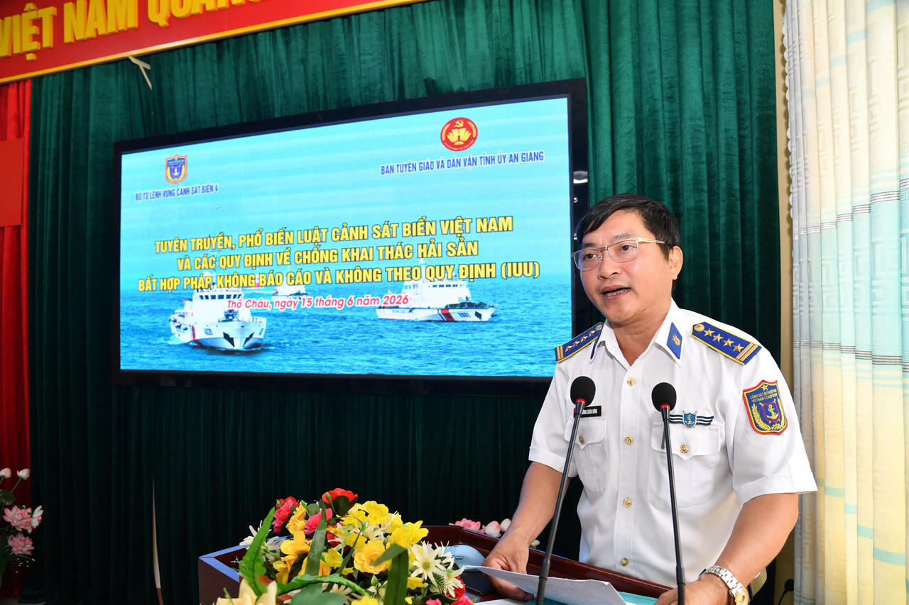 Đại tá Dương Xuân Dũng - Phó Chủ nhiệm Chính trị, Bộ Tư lệnh Vùng Cảnh sát biển 4 phát biểu khai mạc buổi tuyên truyền. (Ảnh: Quang Vinh)