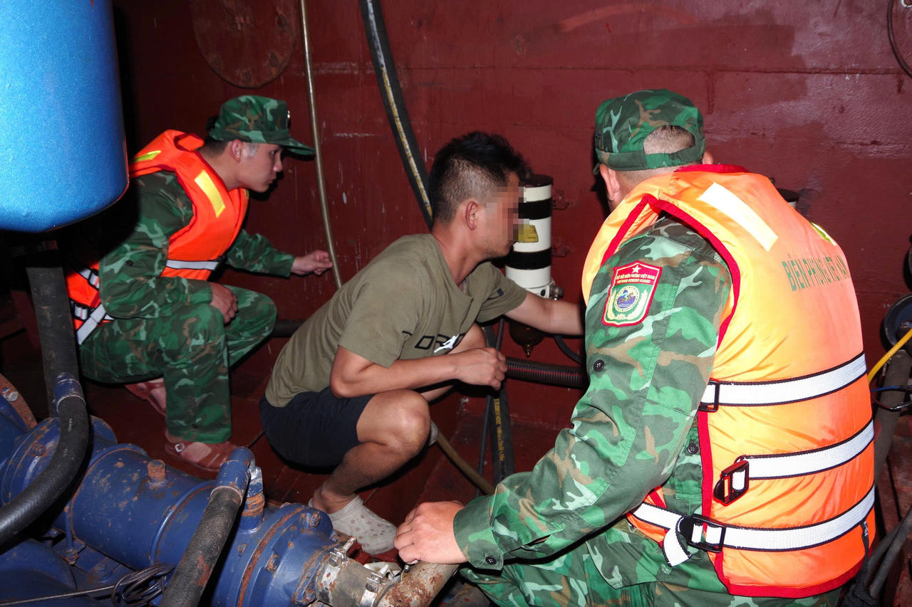 Lực lượng BĐBP TP Hải Phòng kiểm tra phương tiện đối tượng sử dụng để vận chuyển trái phép tiền tệ qua biên giới.