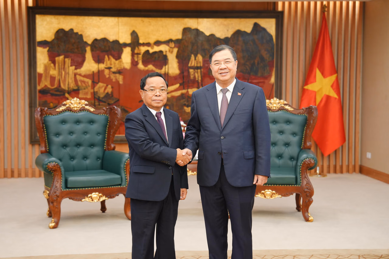 Ảnh đại diện phó thủ tướng thường trực phạm gia túc tiếp phó thủ tướng, bộ trưởng tư pháp lào