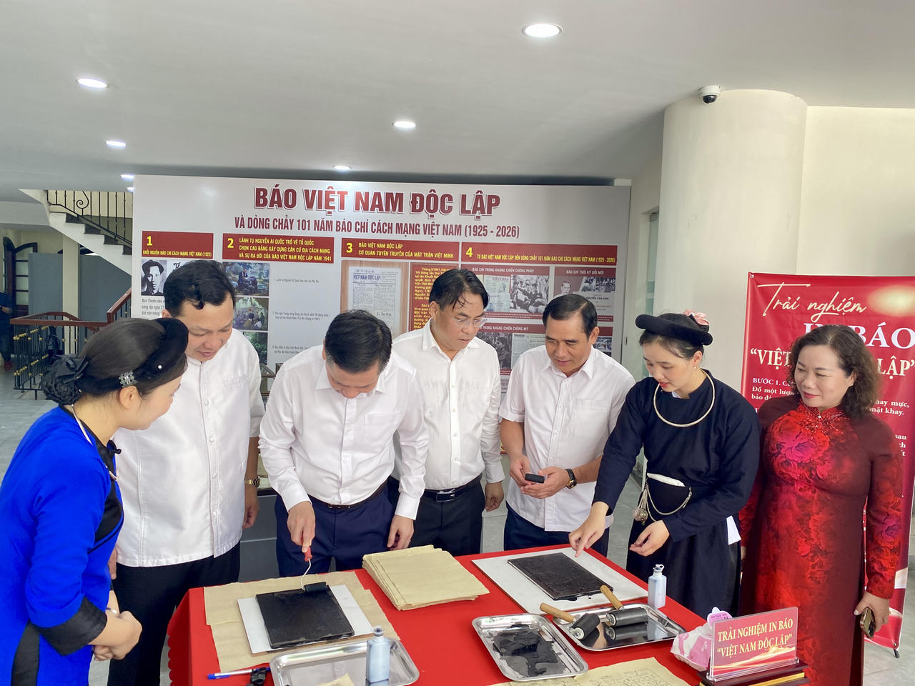 Đại biểu trải nghiệm in báo Việt Nam Độc lập. (Ảnh: Lê Hanh)