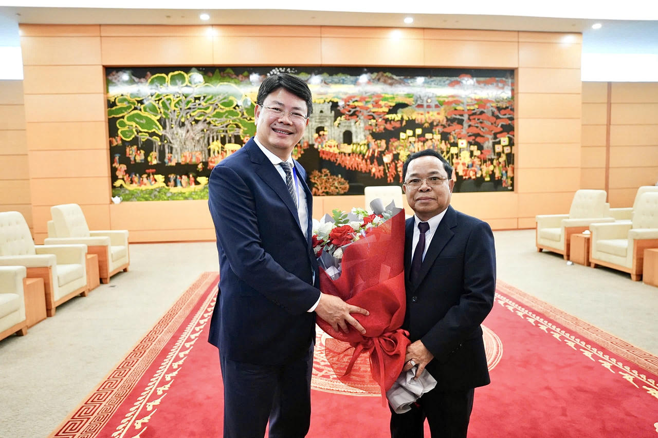 Thứ trưởng Bộ Tư pháp Nguyễn Thanh Tịnh tặng hoa chào mừng&nbsp;Ủy viên Bộ Chính trị, Phó Thủ tướng Chính phủ, Bộ trưởng Bộ Tư pháp Lào Khăm-phăn Phôm-ma-thắt.