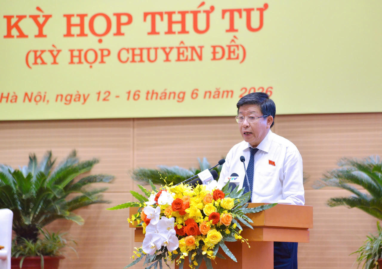  Phó Chủ tịch Thường trực UBND TP Hà Nội Dương Đức Tuấn báo cáo tại phiên họp.