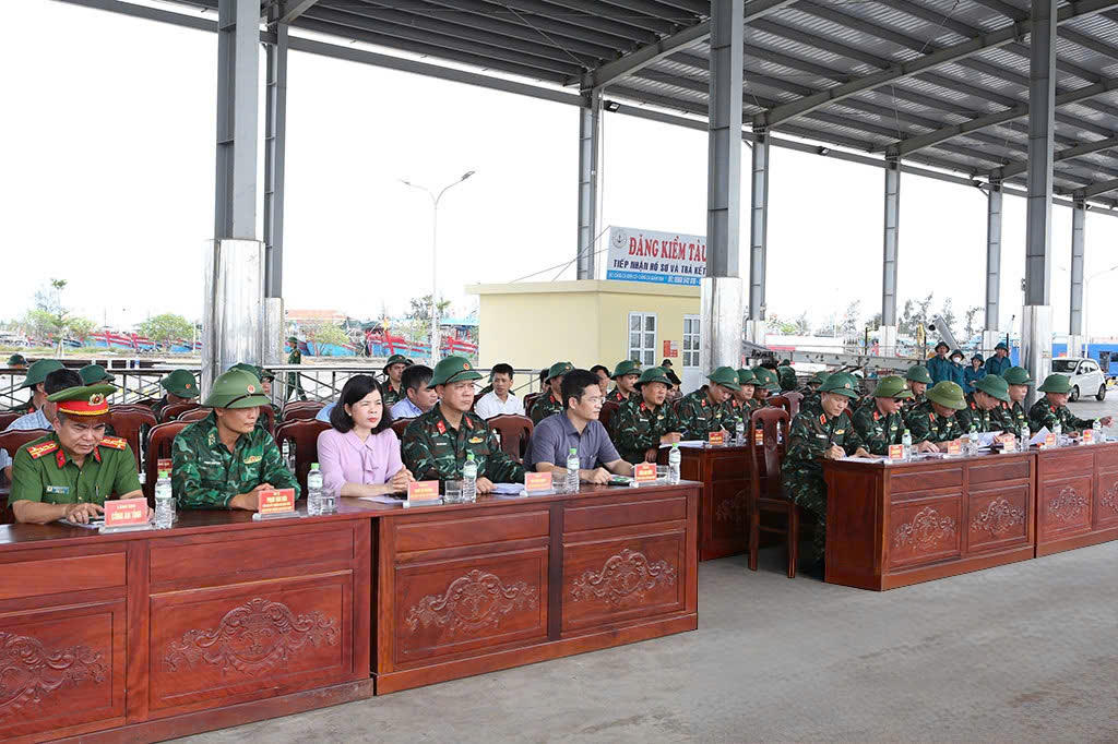 Các đại biểu dự hội nghị tại Cảng cá Ninh Cơ.
