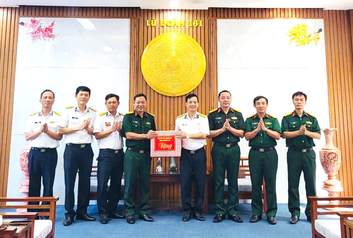 Đoàn công tác Bộ CHQS tỉnh Quảng Trị đến thăm, tặng quà cho Lữ đoàn 161, Bộ Tư lệnh Vùng 3 Hải quân.