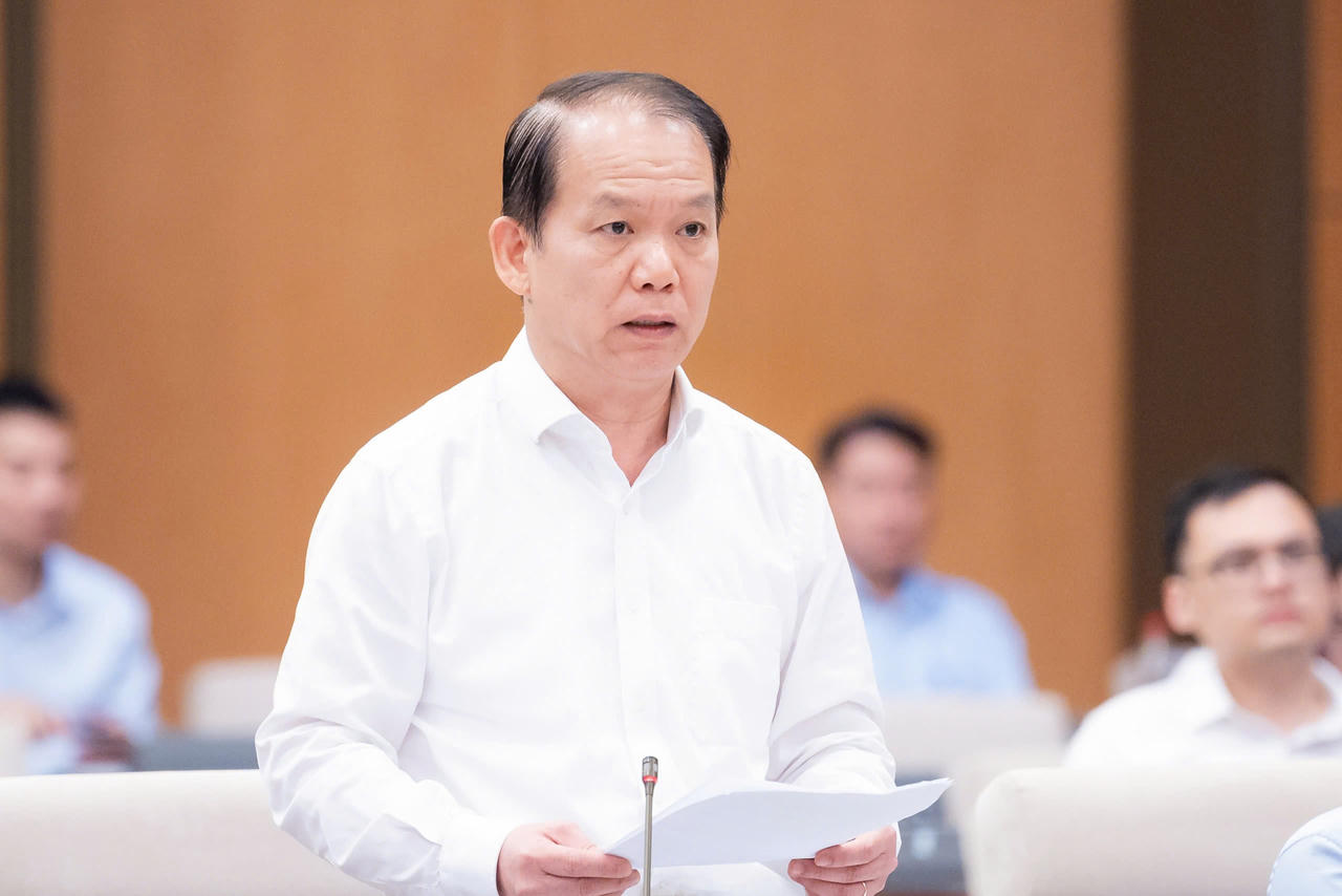 Bộ trưởng Bộ Tư pháp Hoàng Thanh Tùng báo cáo về dự án Pháp lệnh tại phiên họp&nbsp;Ủy ban Thường vụ Quốc hội. (Ảnh: quochoi.vn)