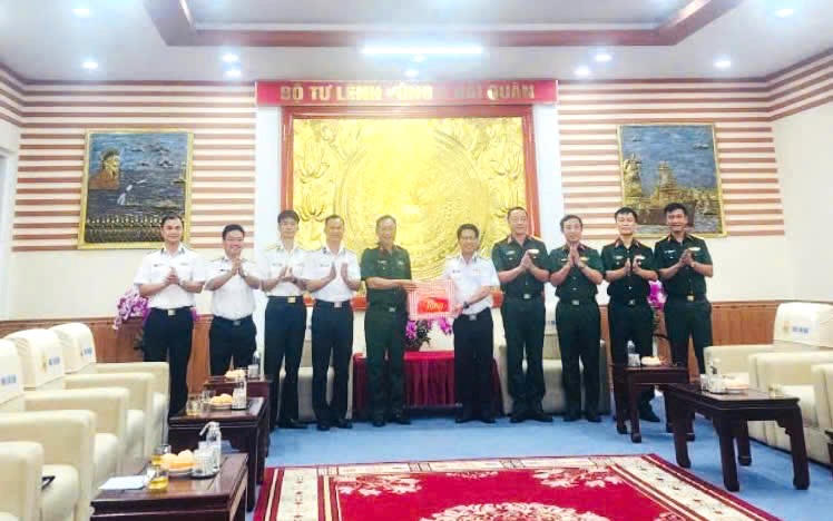 Đoàn công tác Bộ CHQS tỉnh Quảng Trị đến thăm, tặng quà cho Bộ Tư lệnh Vùng 3 Hải quân.