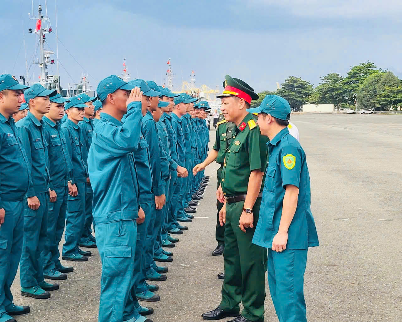 Đoàn công tác Bộ CHQS tỉnh Quảng Trị thăm, kiểm tra, động viên Hải đội dân quân thường trực tỉnh đang huấn luyện tại Lữ đoàn 161, Bộ Tư lệnh Vùng 3 Hải quân.